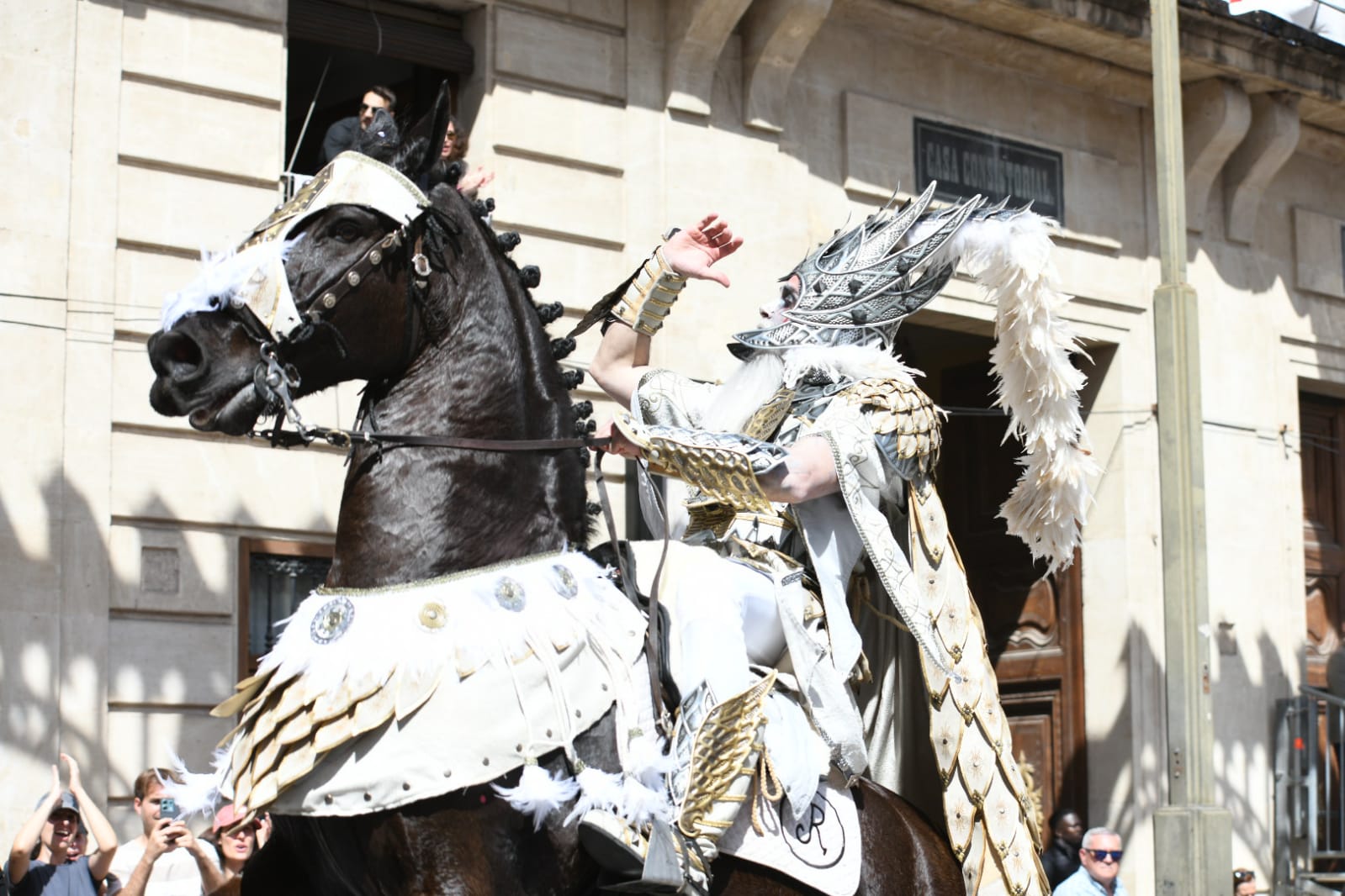 Los Alcodianos lucen su espectacular capitanía en la Entrada de Moros y Cristianos de Alcoi