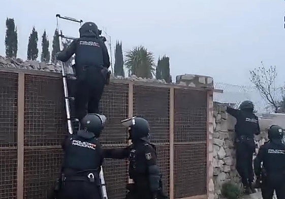 Operativo policial para detener al 'narco de la Wikipedia'.