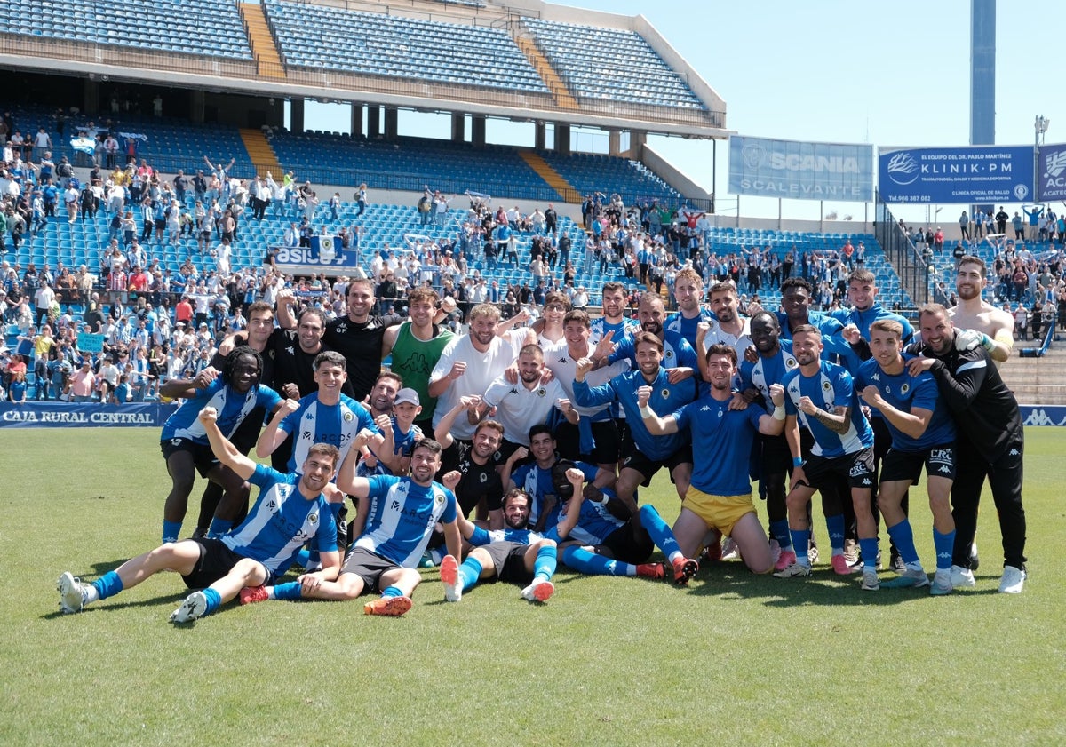 Imagen principal - Foto de familia de los jugadores tras la victoria, las gradas del Rico Pérez llenas después de mucho tiempo y Alvarito besándose el escudo tras anotar el 3-0.