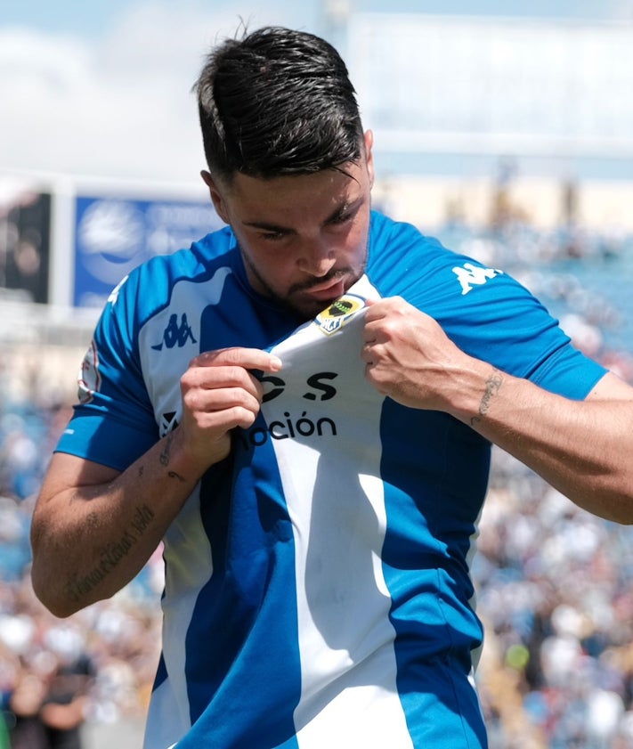 Imagen secundaria 2 - Foto de familia de los jugadores tras la victoria, las gradas del Rico Pérez llenas después de mucho tiempo y Alvarito besándose el escudo tras anotar el 3-0.