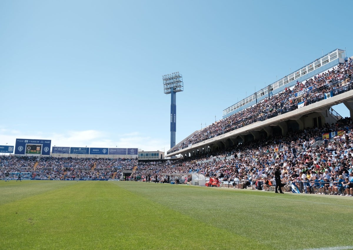 Imagen secundaria 1 - Foto de familia de los jugadores tras la victoria, las gradas del Rico Pérez llenas después de mucho tiempo y Alvarito besándose el escudo tras anotar el 3-0.