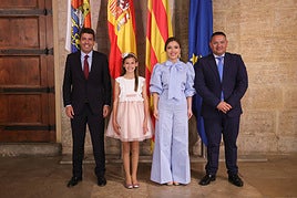 El presidente de la Generalitat recibe a las belleas del Foc