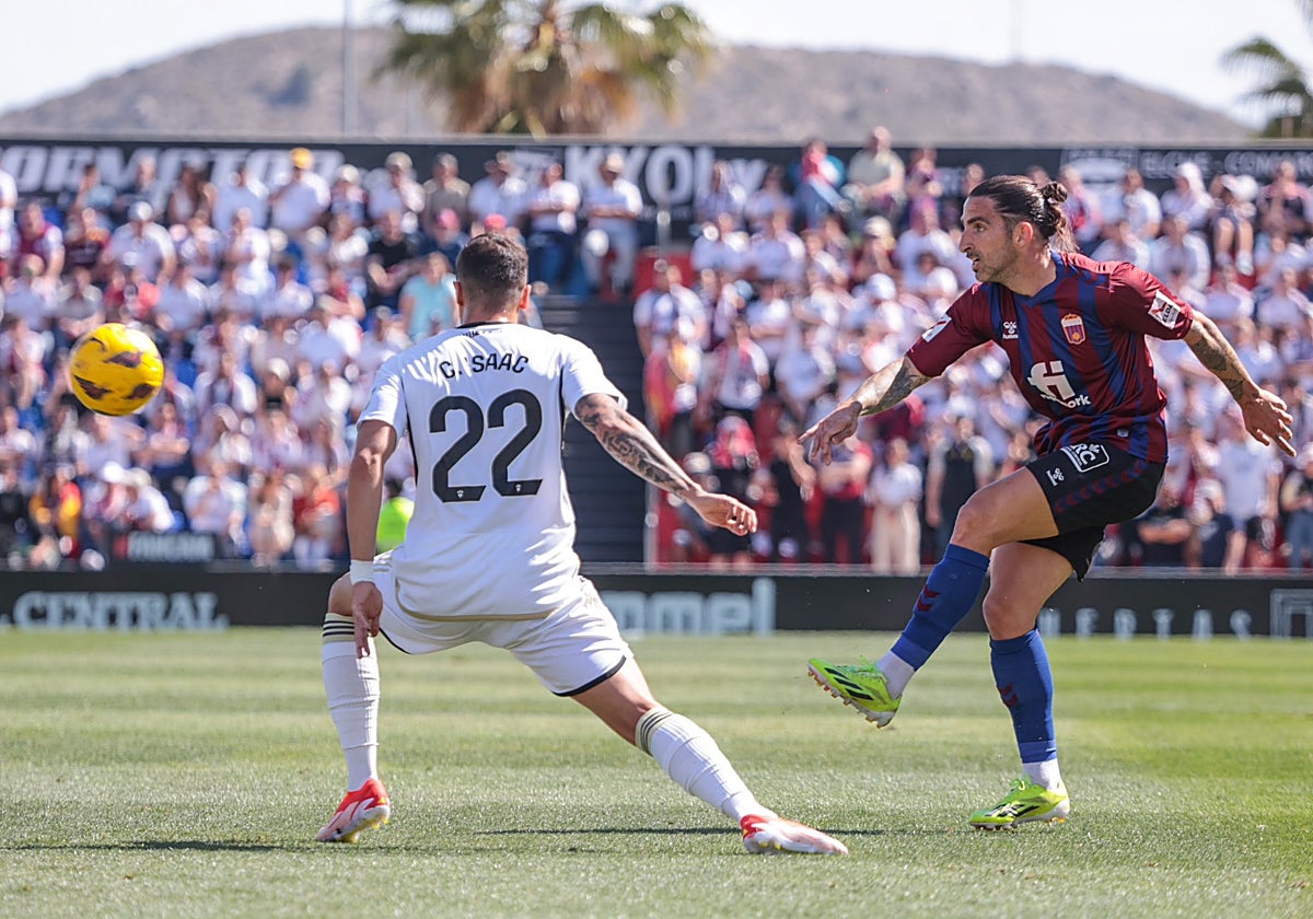 Marc Mateu golpea el balón ante el Albacete.