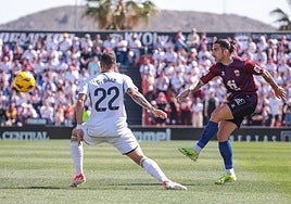 Marc Mateu golpea el balón ante el Albacete.