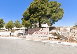 Imagen de la entrada a la urbanización afectada por los cortes de luz