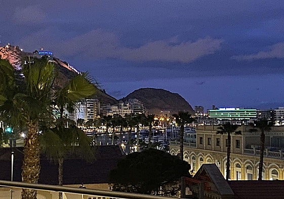 La noche cae sobre la ciudad de Alicante.