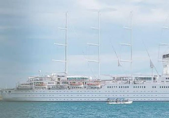 El velero más grande del mundo, atracado en el puerto de Alicante.