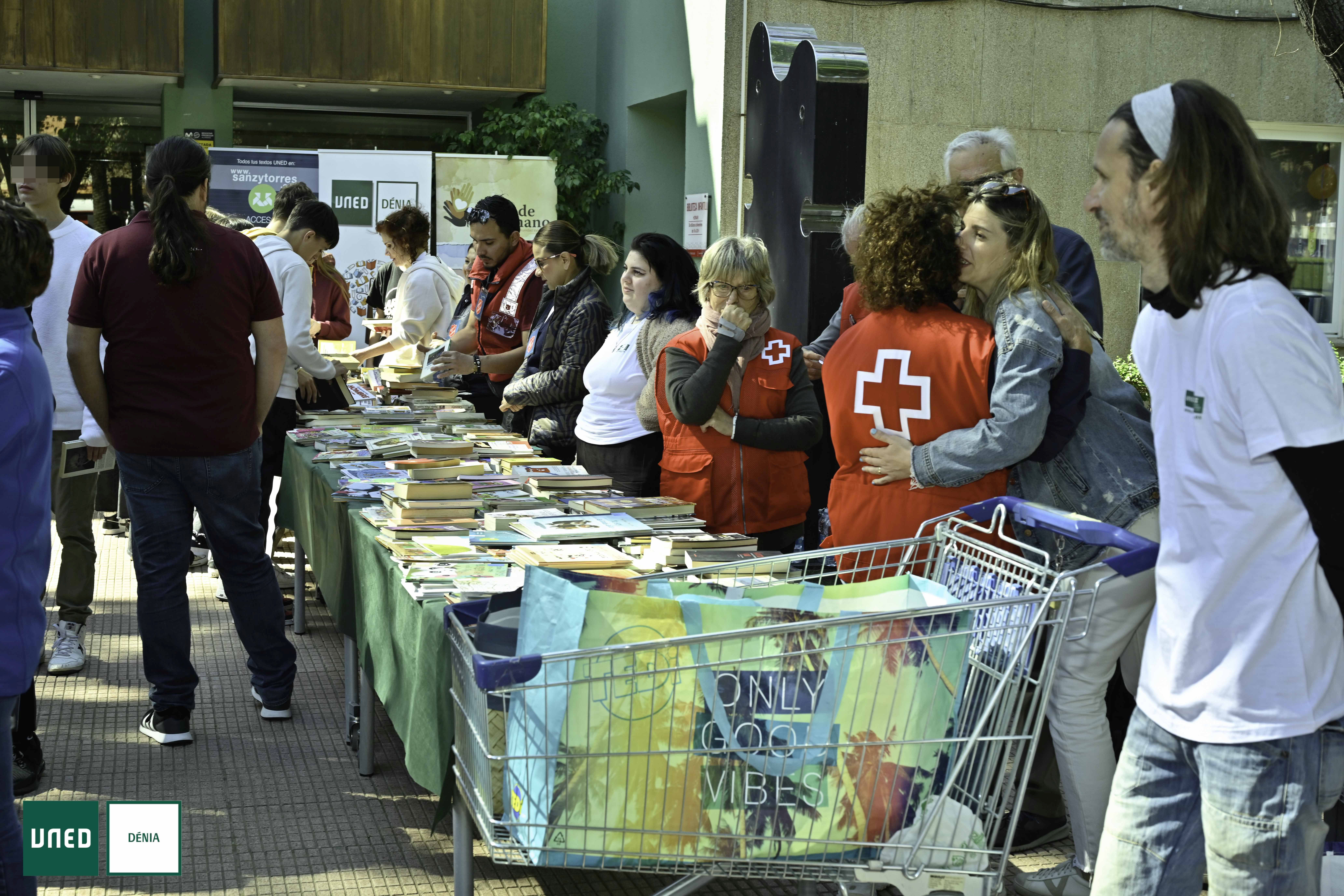 Imagen secundaria 1 - Alta participación de la comunidad educativa y de la ciudadanía de Dénia en la campaña solidaria &#039;1 libro x 1 kilo&#039;