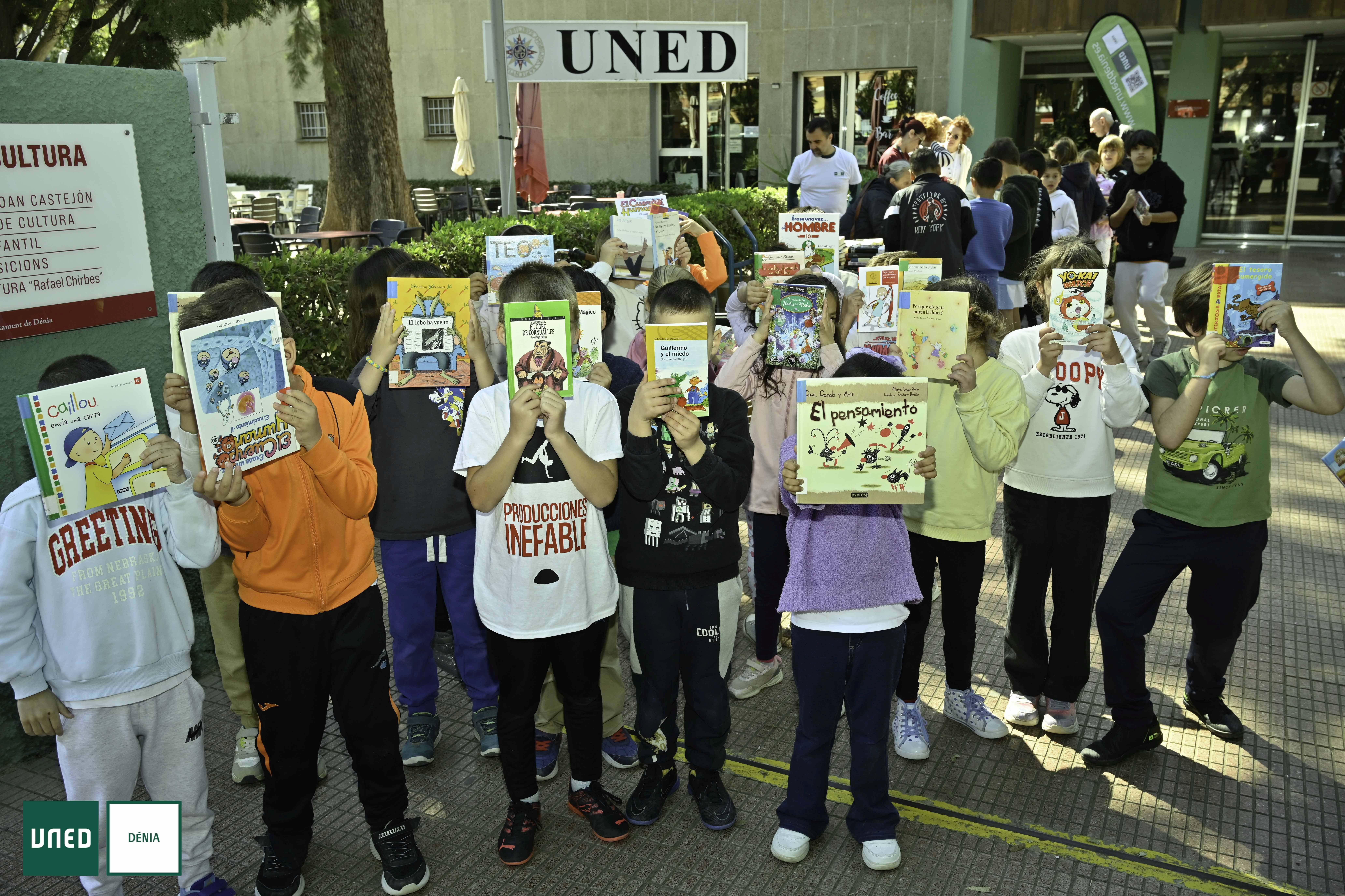 Imagen secundaria 2 - Alta participación de la comunidad educativa y de la ciudadanía de Dénia en la campaña solidaria &#039;1 libro x 1 kilo&#039;