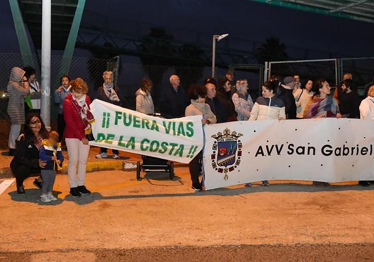 Manifestación de vecinos a favor de la retirada de las vías de la costa.