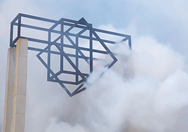 Mascleta en 2023 frente al centro comercial Gran Via.