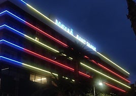 La nueva iluminación ornamental del hotel Meliá de Alicante durante las pruebas.