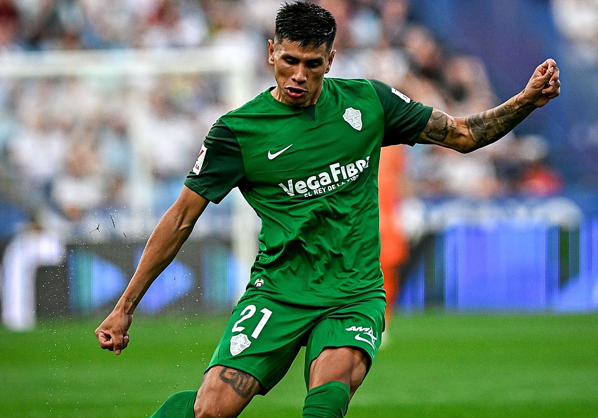 Nico Castro golpea el balón durante un partido del Elche.