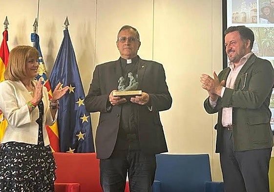 El sacerdote Ignacio Doñoro recibe el distintivo 'Benefactor de la Infancia'.