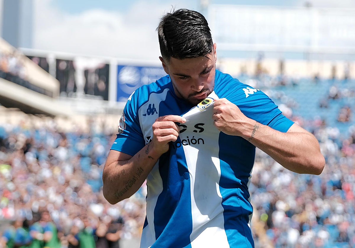 Alvarito besa el escudo del Hércules tras marcar el 3-0 ante la Peña Deportiva.
