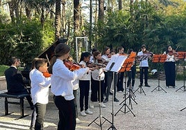 Los alumnos, durante su interpretación.