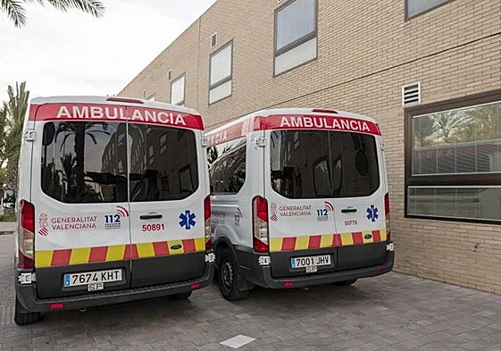 Ambulancias en el Hospital General de Elche.