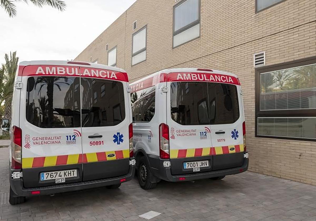 Ambulancias en el Hospital General de Elche.