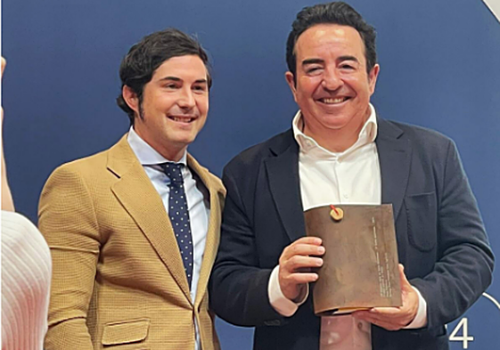 Pepe Mendoza en el momento de recoger el galardón.