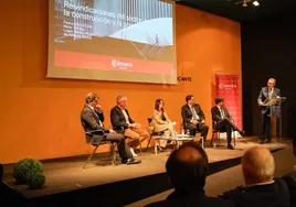 El presidente de la Diputación, Toni Pérez, presenta a los expertos de la mesa redonda.