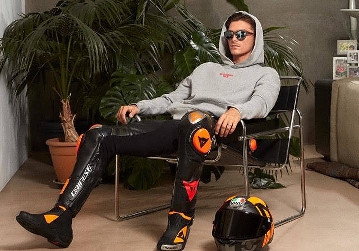 Luca Marini con las gafas de Hawkers.