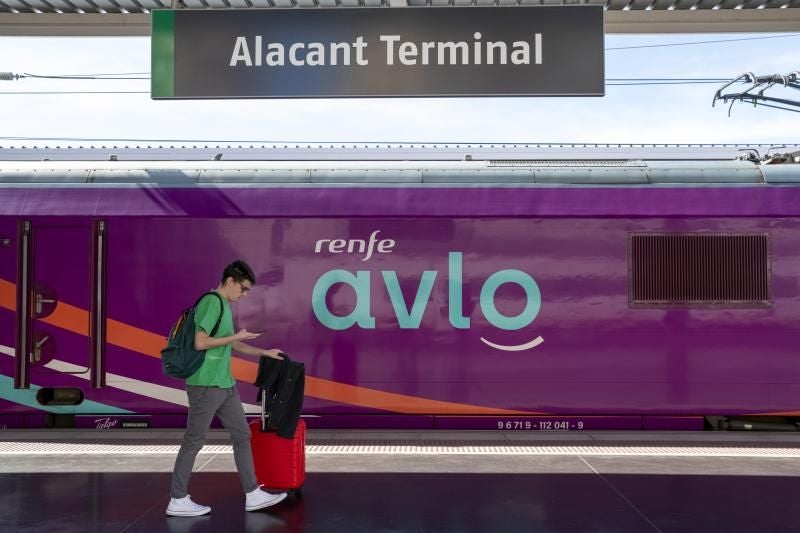 Imagen principal - Avlo lanza billetes por siete euros para viajar entre Alicante y Madrid