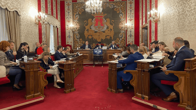 El pleno antes y después de que se fueran los concejales.