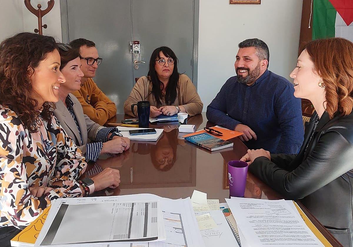 Reunión de representantes del Cedma con el equipo de gobierno de El Verger.
