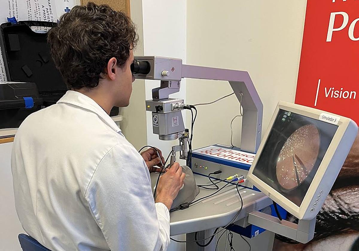 Un residente usando el equipo de simulación quirúrgica.