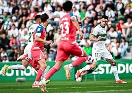 Tete Morente trata de controlar un esférico en un lance del encuentro de esta tarde.