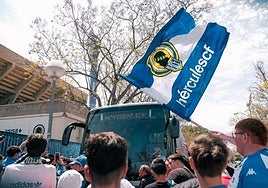 La afición despide el autobús del Hércules, que marcha camino de Vic.