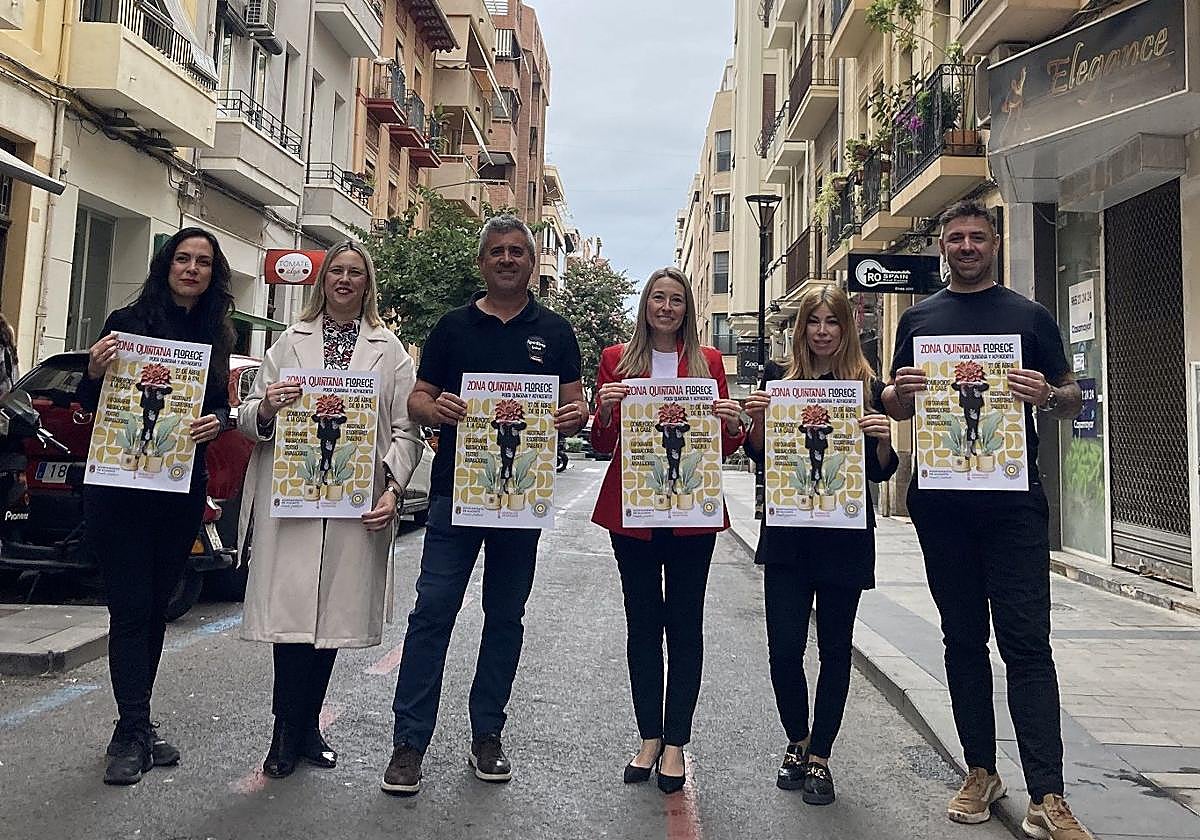 La concejal de Comercio, Lidia López, con comerciantes de la calle Quintana.