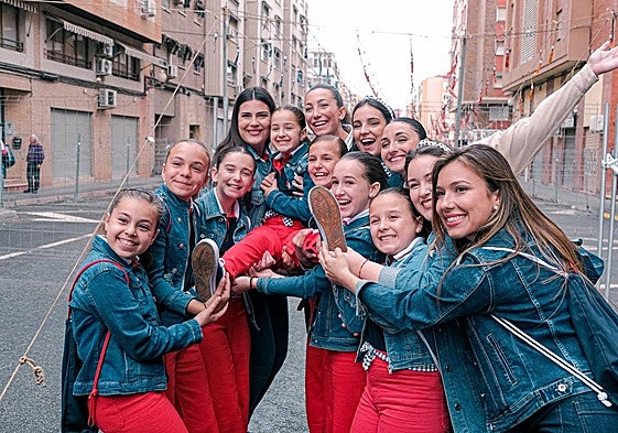 Las belleas del foc y sus damas de honor desafían a la lluvia en la mascletà del barrio del Pla.
