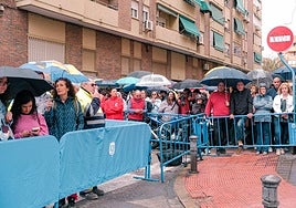 Los alicantinos esperan la mascletà del pasado domingo bajo los paraguas.