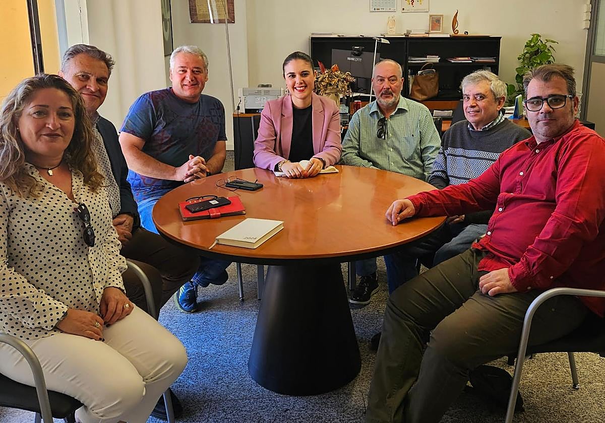 La concejala de Cultura, Beldjilali, junto a las sociedades musicales de Alicante.