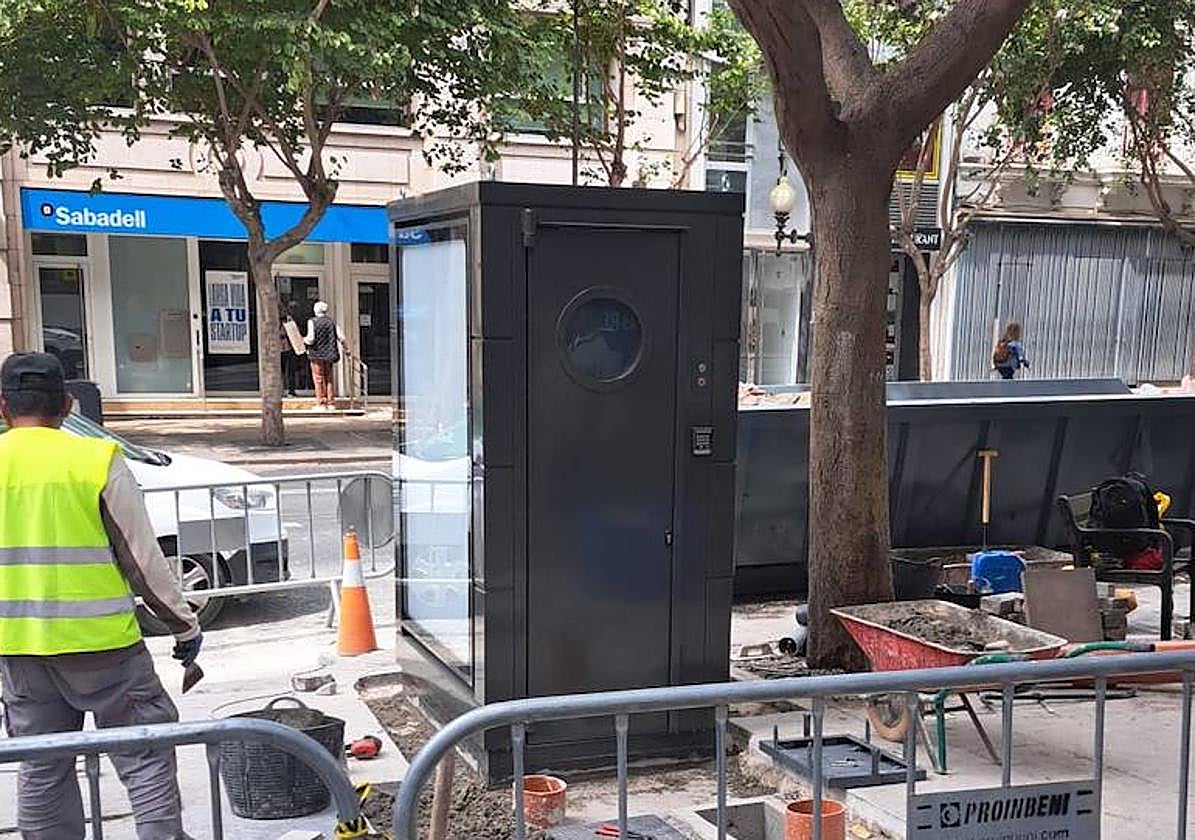Baño instalado en la Rambla.