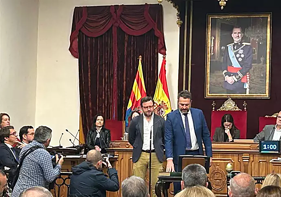 El alcalde de Elche, Pablo Ruz, y José Antonio Román Benticuaga en su toma de posesión como concejal en el Ayuntamiento de Elche.