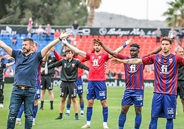 Fernando Estévez y varios jugadores del Eldense saludan a la afición.