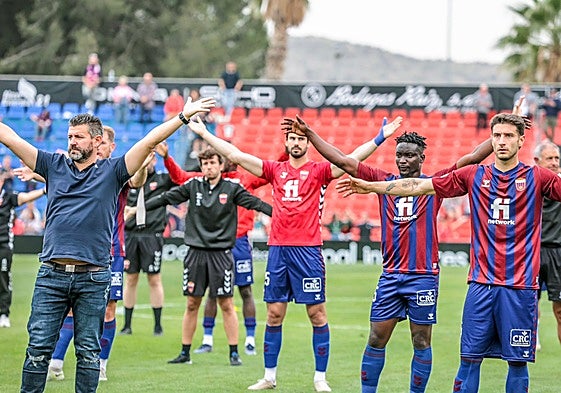 Fernando Estévez y varios jugadores del Eldense saludan a la afición.