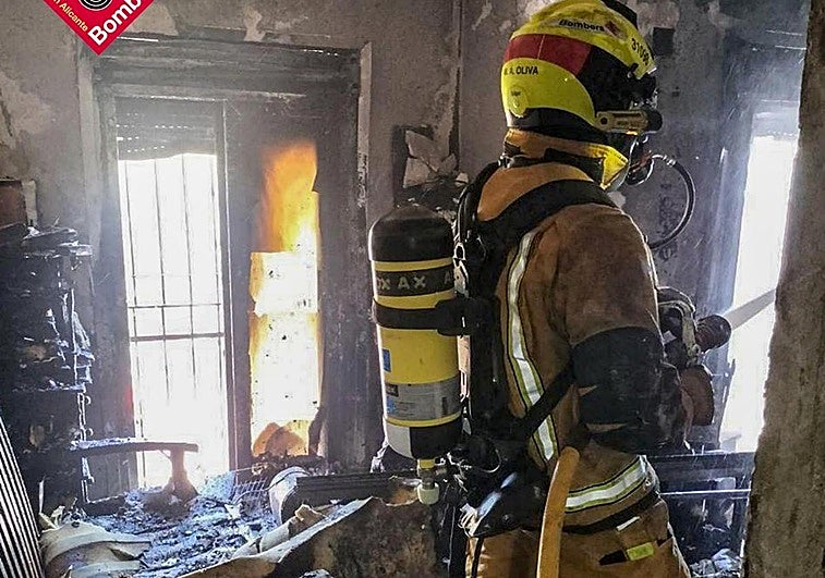Imagen de archivo de un camión del Consorcio Provincial de Bomberos de la Diputación de Alicante.