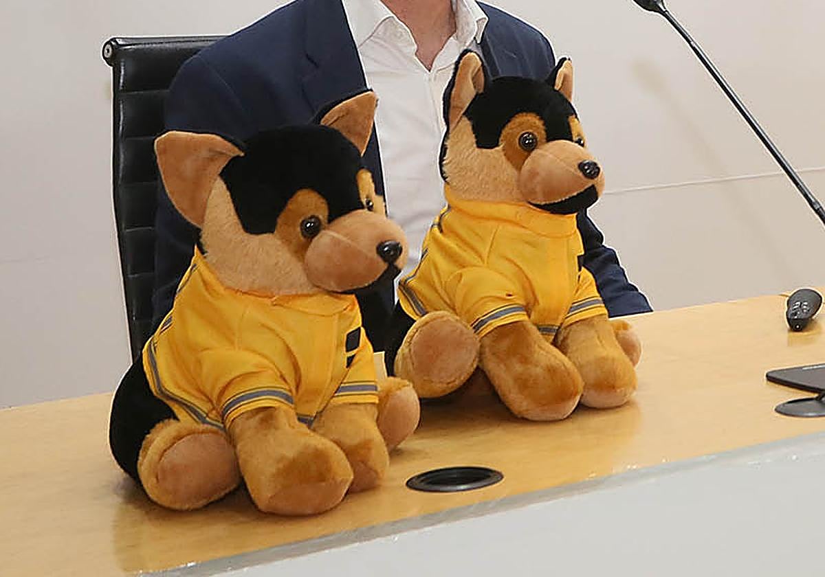 El peluche representa un perro pastor belga.