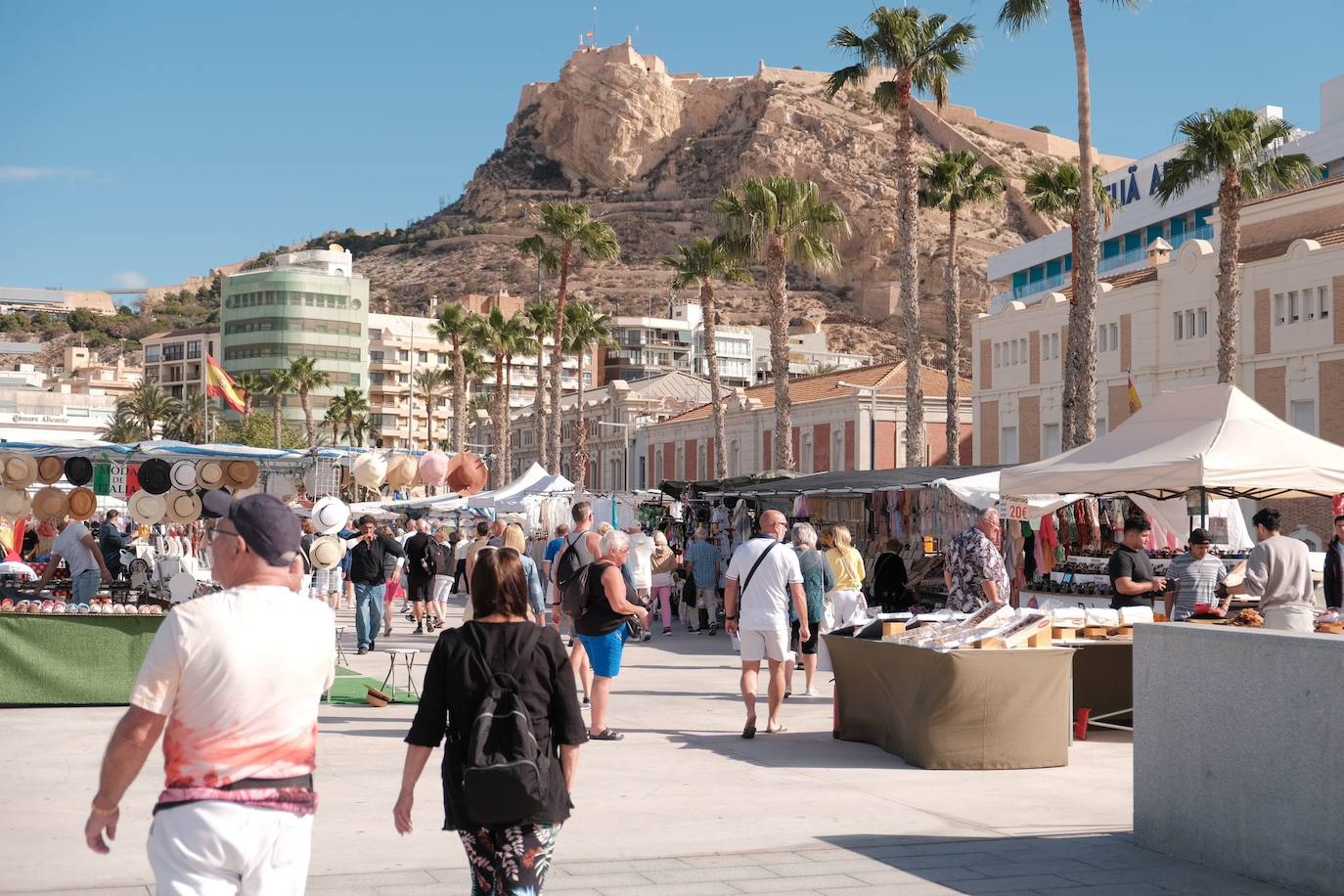Miles de cruceristas recorren el centro de Alicante