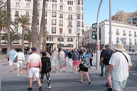 Turistas en el centro de Alicante.