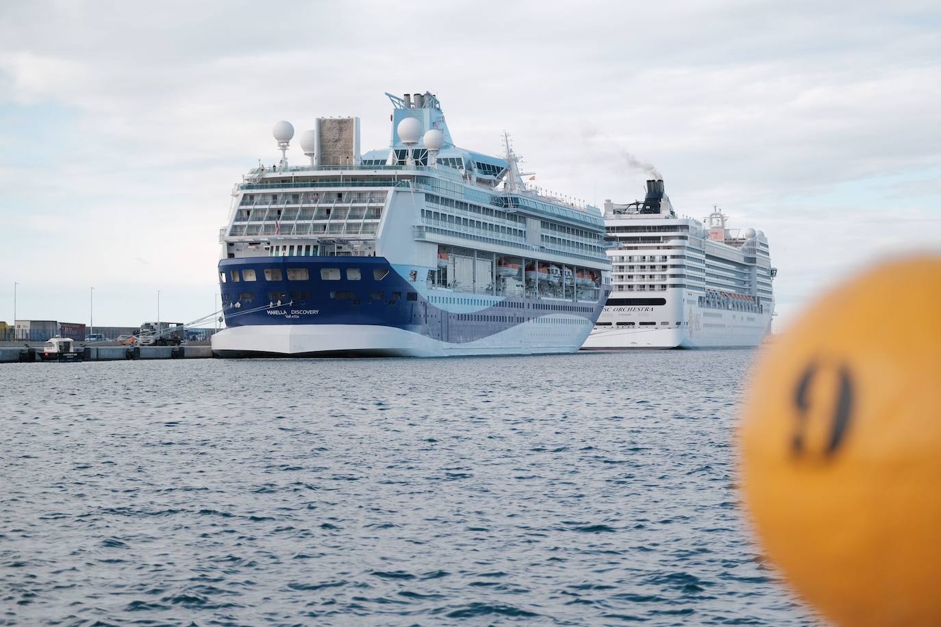 Miles de cruceristas recorren el centro de Alicante