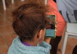 Menor haciendo uso de un teléfono móvil.