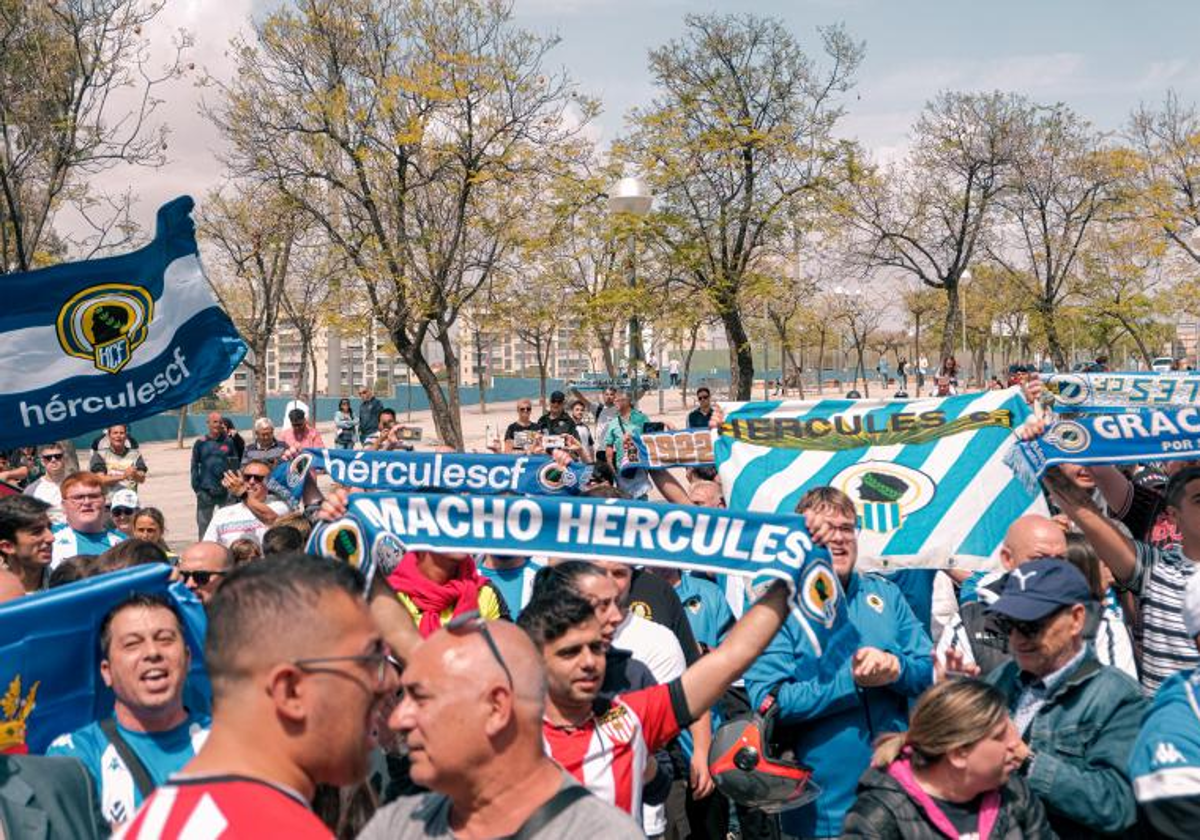 La afición del Hércules despide al equipo en la Puerta 0 antes del partido ante el Badalona que acabó con victoria de los blanquiazules (1-2).