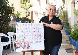 María José Tarancón junto a sus Cruces de Mayo convertidas en broche.