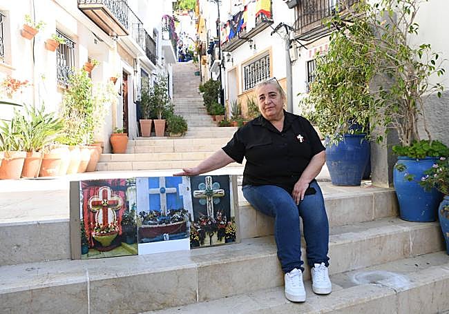 María José Tarancón luce algunas de las Cruces de Mayo que elaboró su madre, con primeros premios.