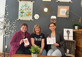 Las concejalas de Comercio y Mercados, Silvia Ibáñez, y de Turismo, Rosa Vidal, en uno de los establecimientos adheridos a la iniciativa.