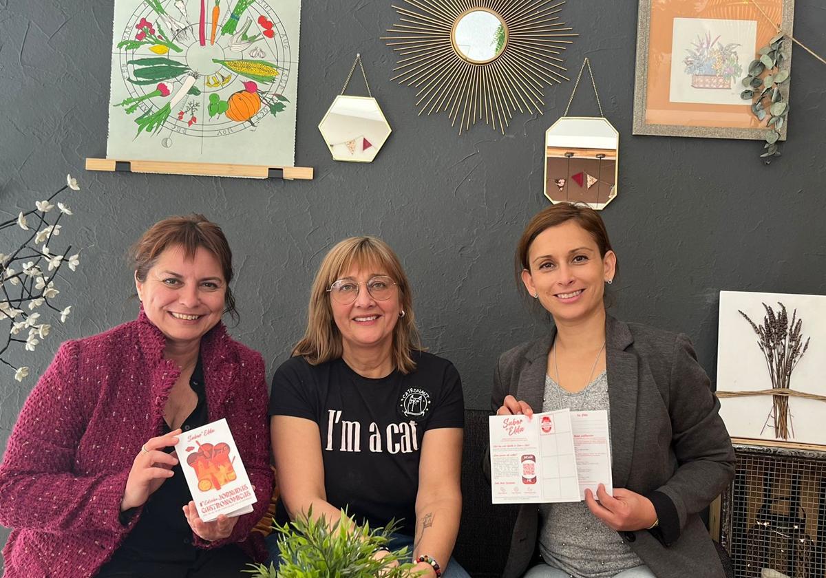 Las concejalas de Comercio y Mercados, Silvia Ibáñez, y de Turismo, Rosa Vidal, en uno de los establecimientos adheridos a la iniciativa.